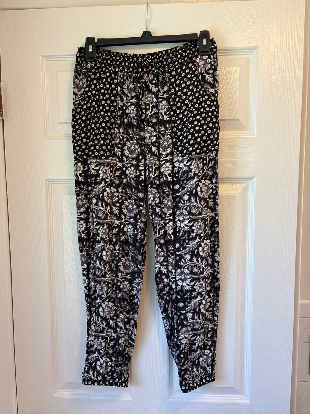 American Eagle Outfitters Black & White Floral Smocked Waist cropped Pants small